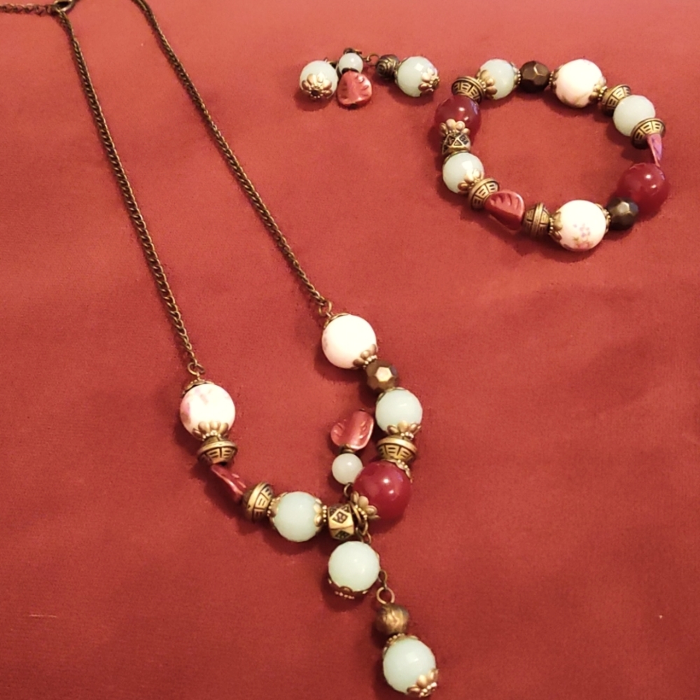 Cute ensemble of a necklace and a bracelet.